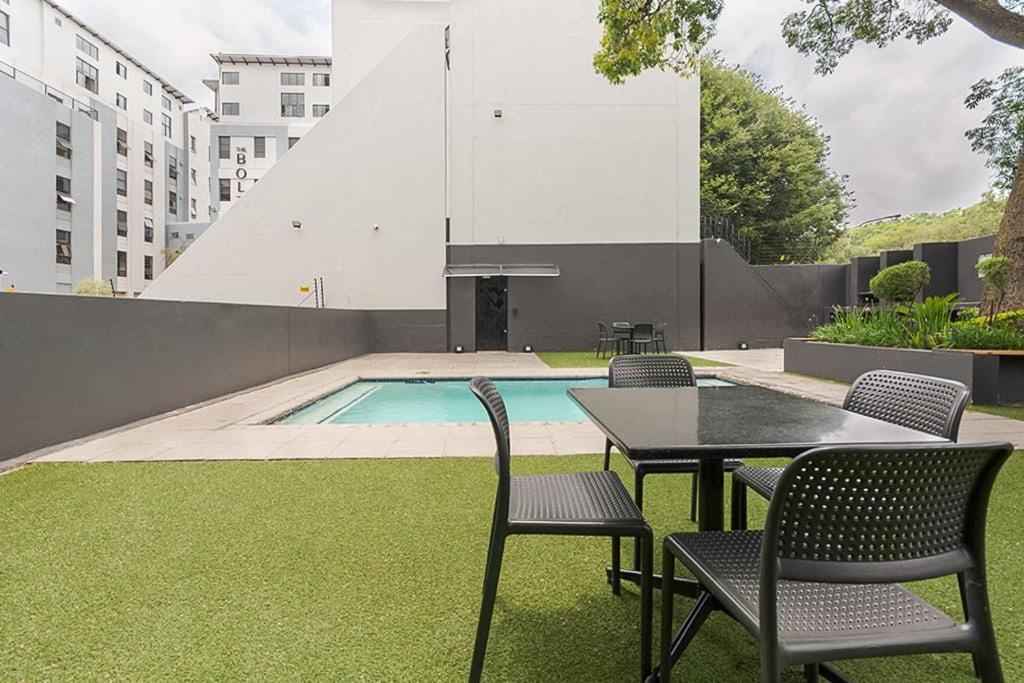 Urban Oasis Apartments At The Bolton Йоханесбург Екстериор снимка